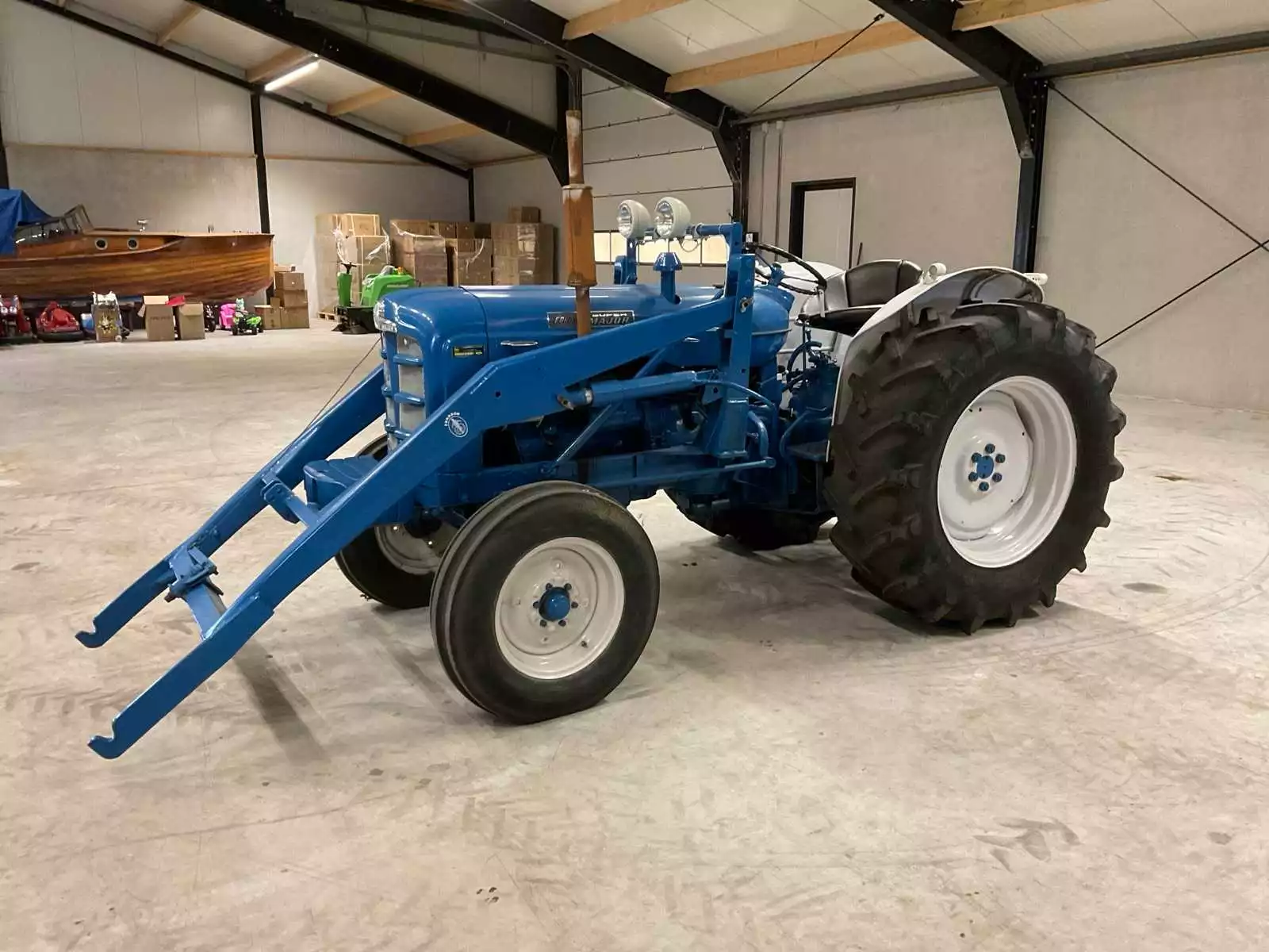 Fordson Major Super oldtimer tractor met voorlader (1964)