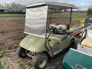 Ezgo 4-persoons benzine golfkar met trekhaak