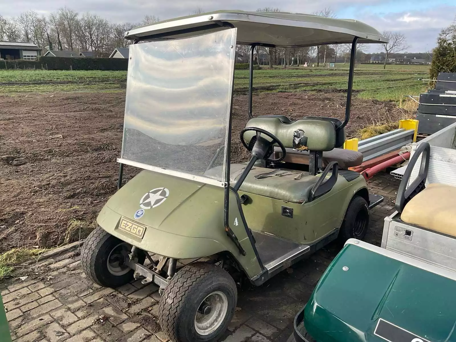 Ezgo 4-persoons benzine golfkar met trekhaak