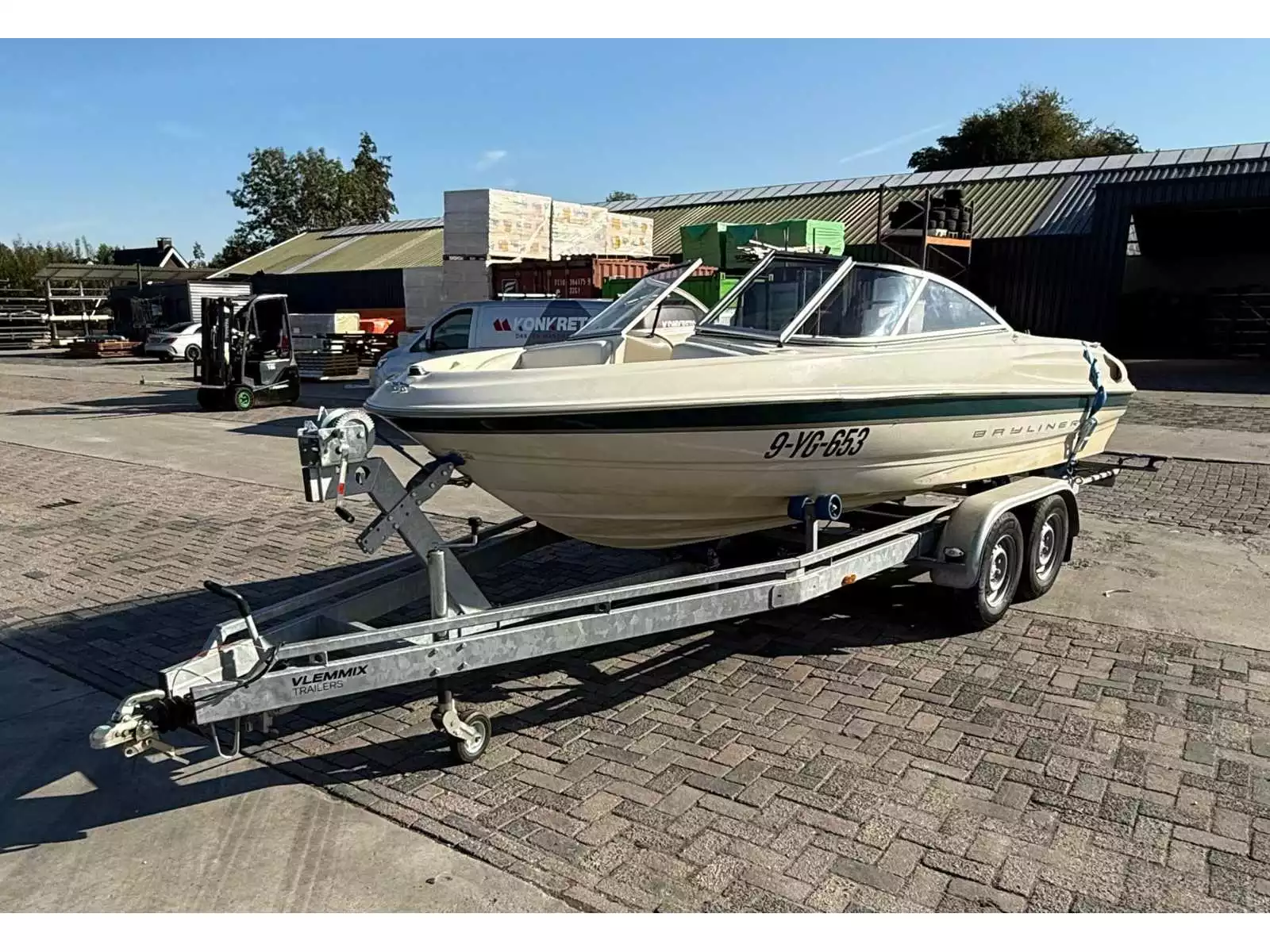 Bayliner Capri speedboot met Vlemmix 2-assige trailer (2024)