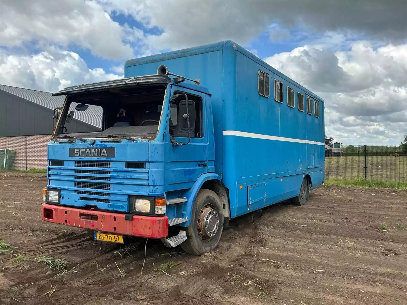 Scania 82M vrachtwagen paarden­transport (1984), diesel, handgeschakeld