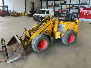 Knikmops 130 shovel (2006) met diverse bakken en vorkenbord