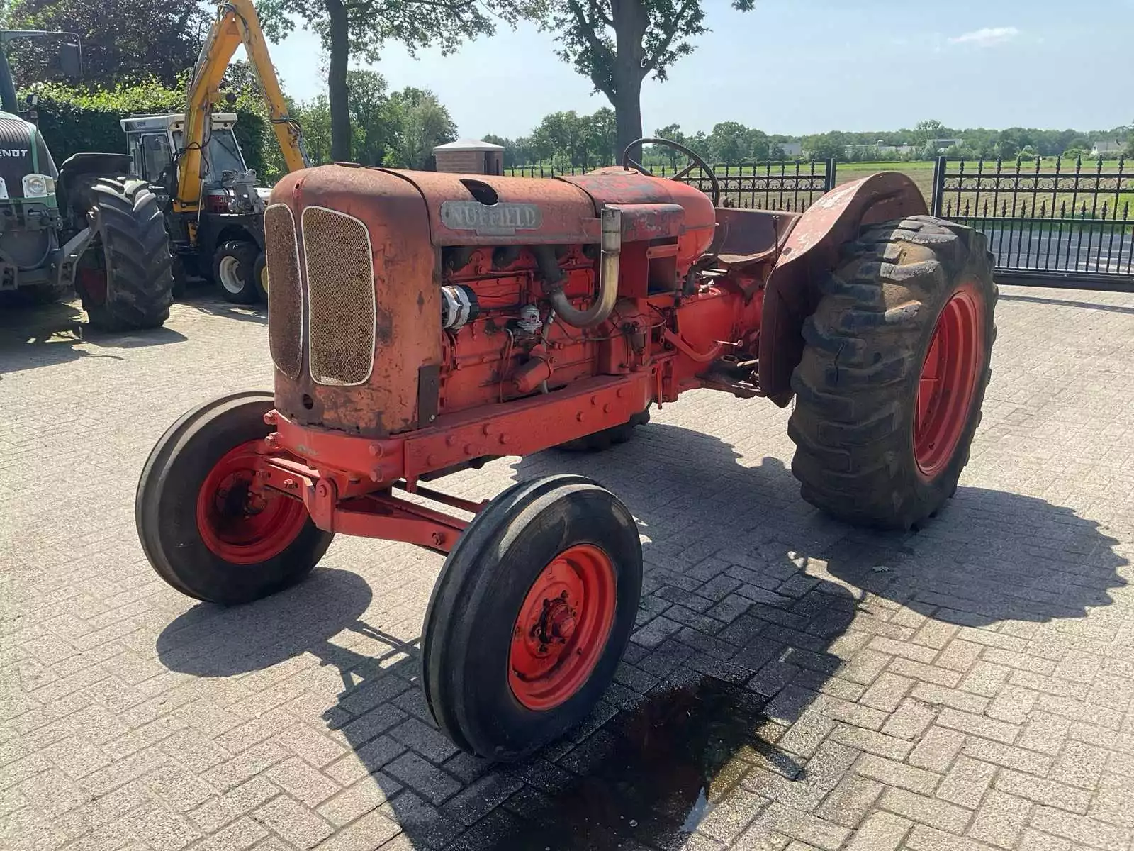 Nuffield 10/60 oldtimer tractor met brede achterbanden