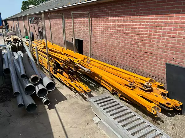 Torenkraan constructie-onderdelen op 2 bokken, max. lengte 9 m