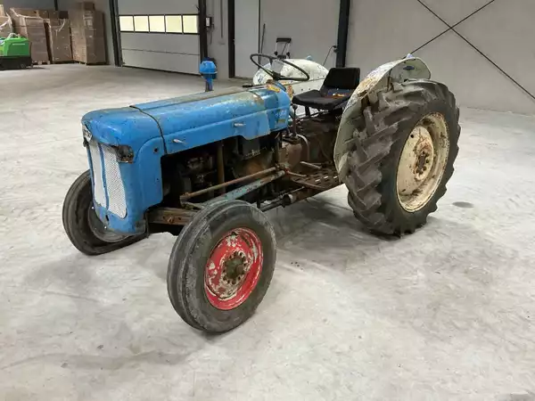 Ford Brutus oldtimer tractor met hefinrichting en aftakas