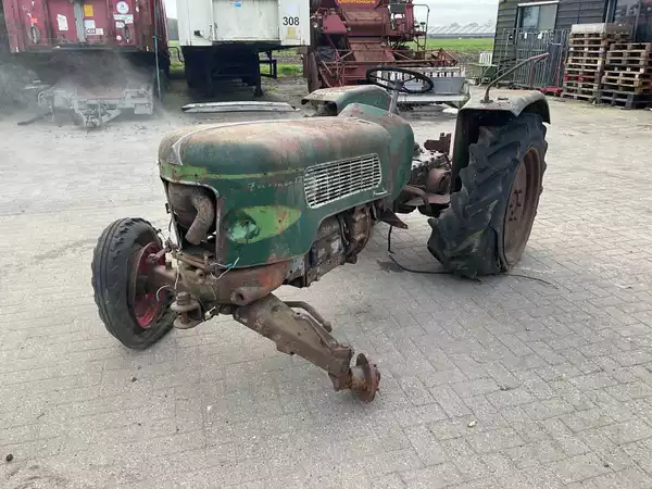 Fendt Farmer 1Z oldtimer tractor met achterbanden 12.4-28