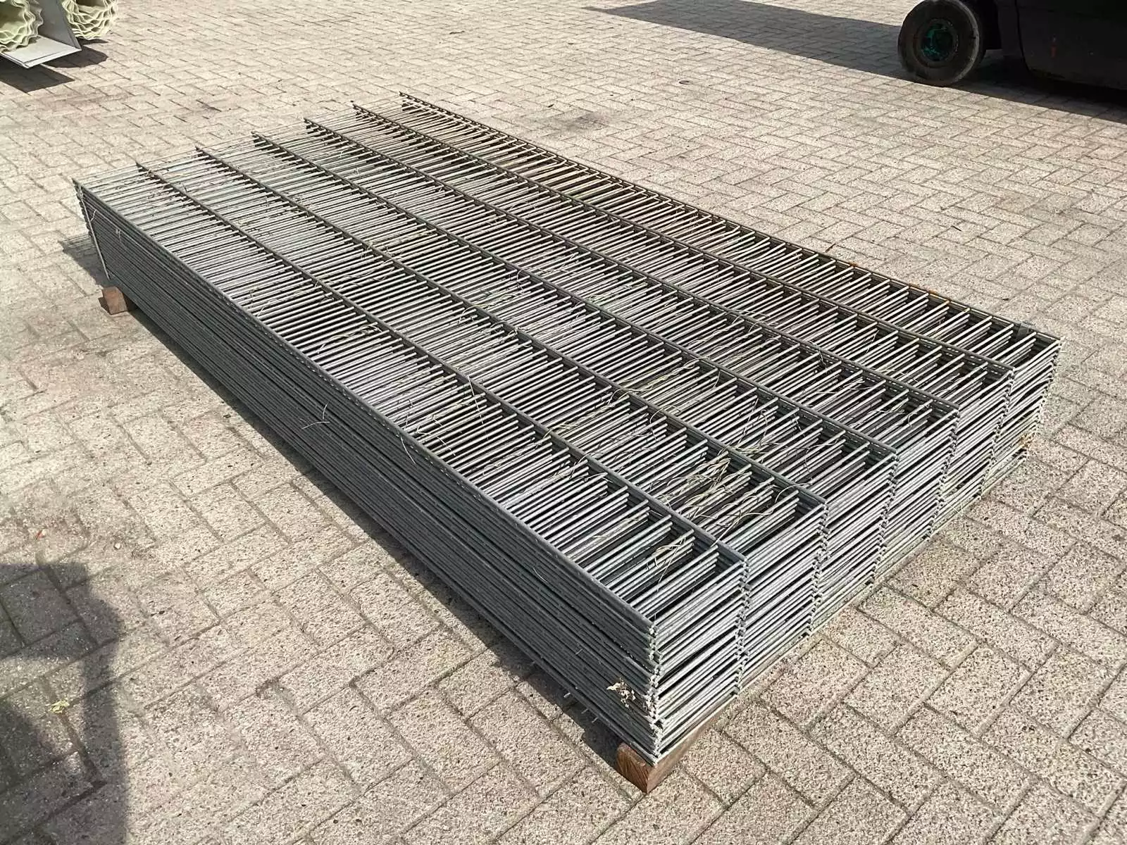Tuinhek, totaal ca. 60 m – 25 panelen van 250 x 123 cm