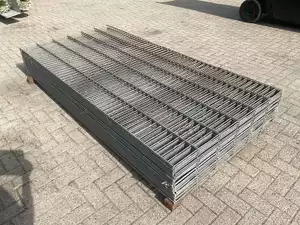 Tuinhek, totaal ca. 60 m – 25 delen van 250 x 123 cm