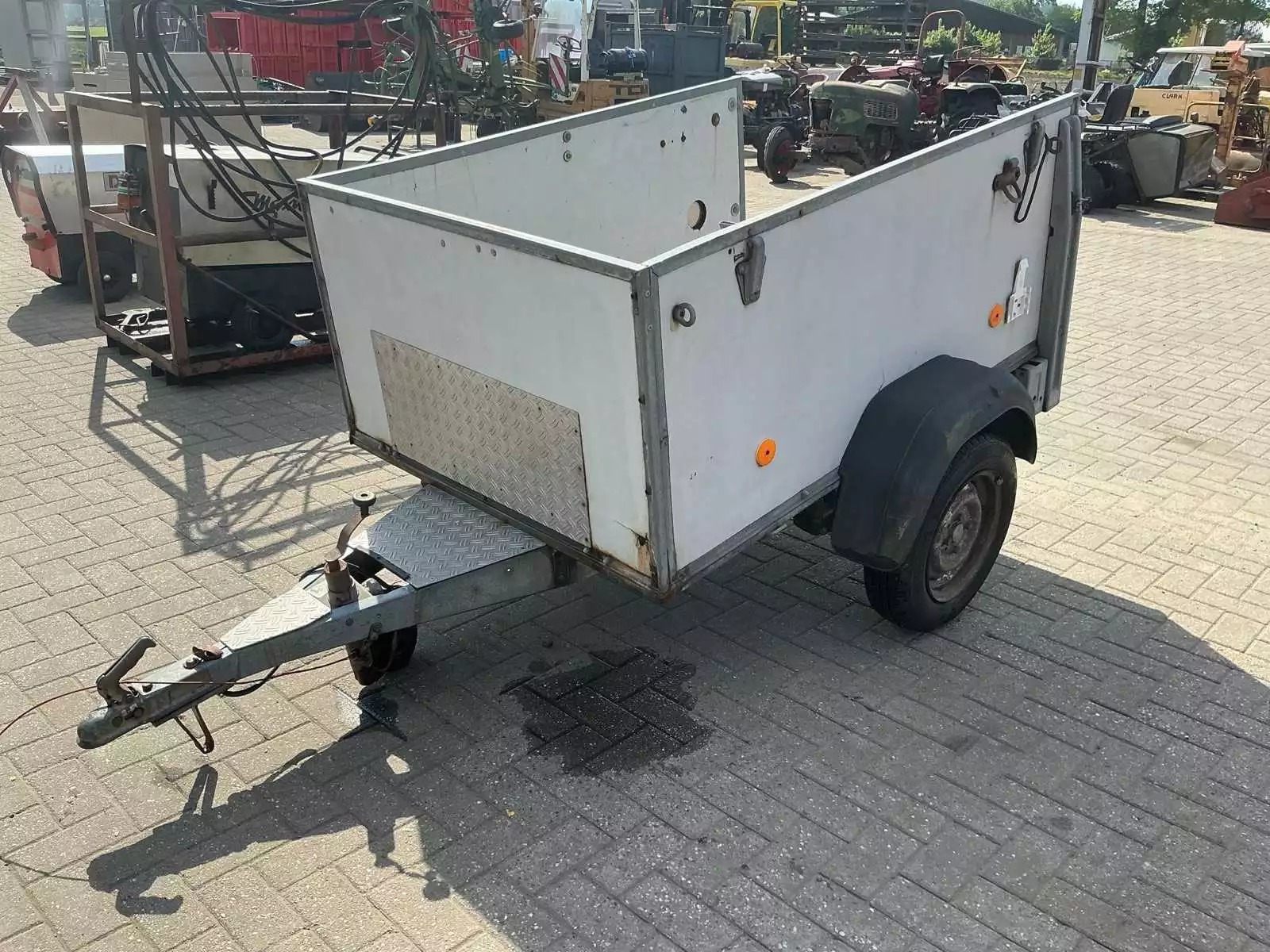 Praktische aanhangwagen 260 x 150 x 130 cm