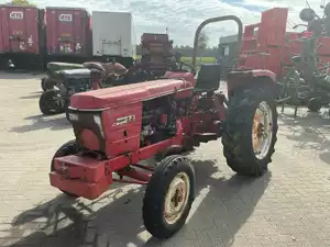 Renault Super 2D oldtimer tractor met voor- en achterbandenmaat 6.00-16 / 12.4-28