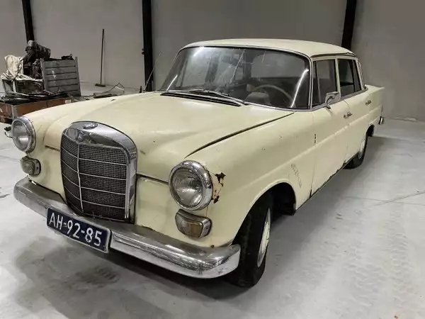 1966 Mercedes-Benz 200D Automatic sedan, diesel, wit