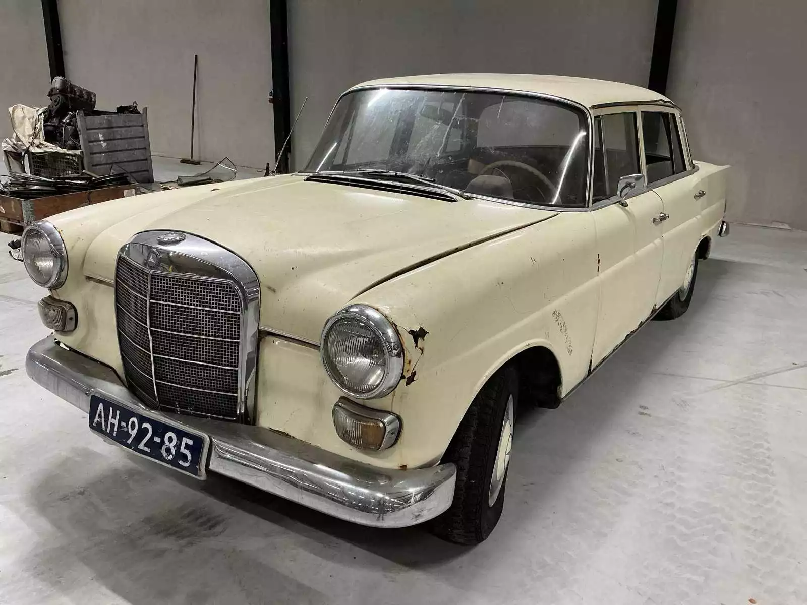 1966 Mercedes-Benz 200D Automatic sedan, diesel, wit