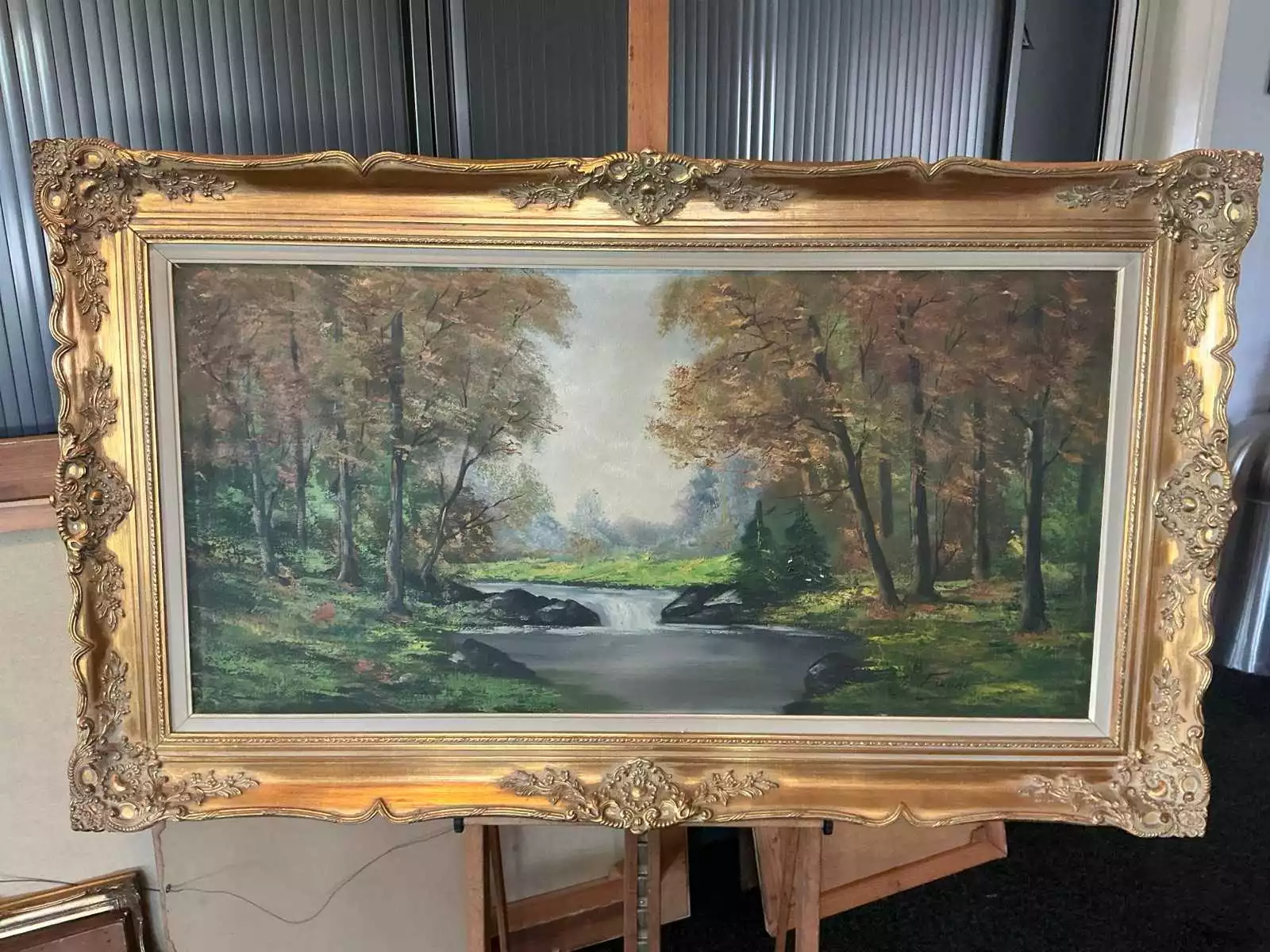 Gesigneerd olieverfschilderij ‘Boslandschap met waterpartij en waterval’ (87 x 148 cm, met lijst)