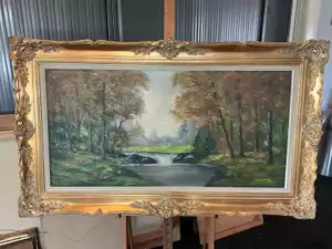 Gesigneerd olieverfschilderij ‘Boslandschap met waterpartij en waterval’ (87 x 148 cm, met lijst)