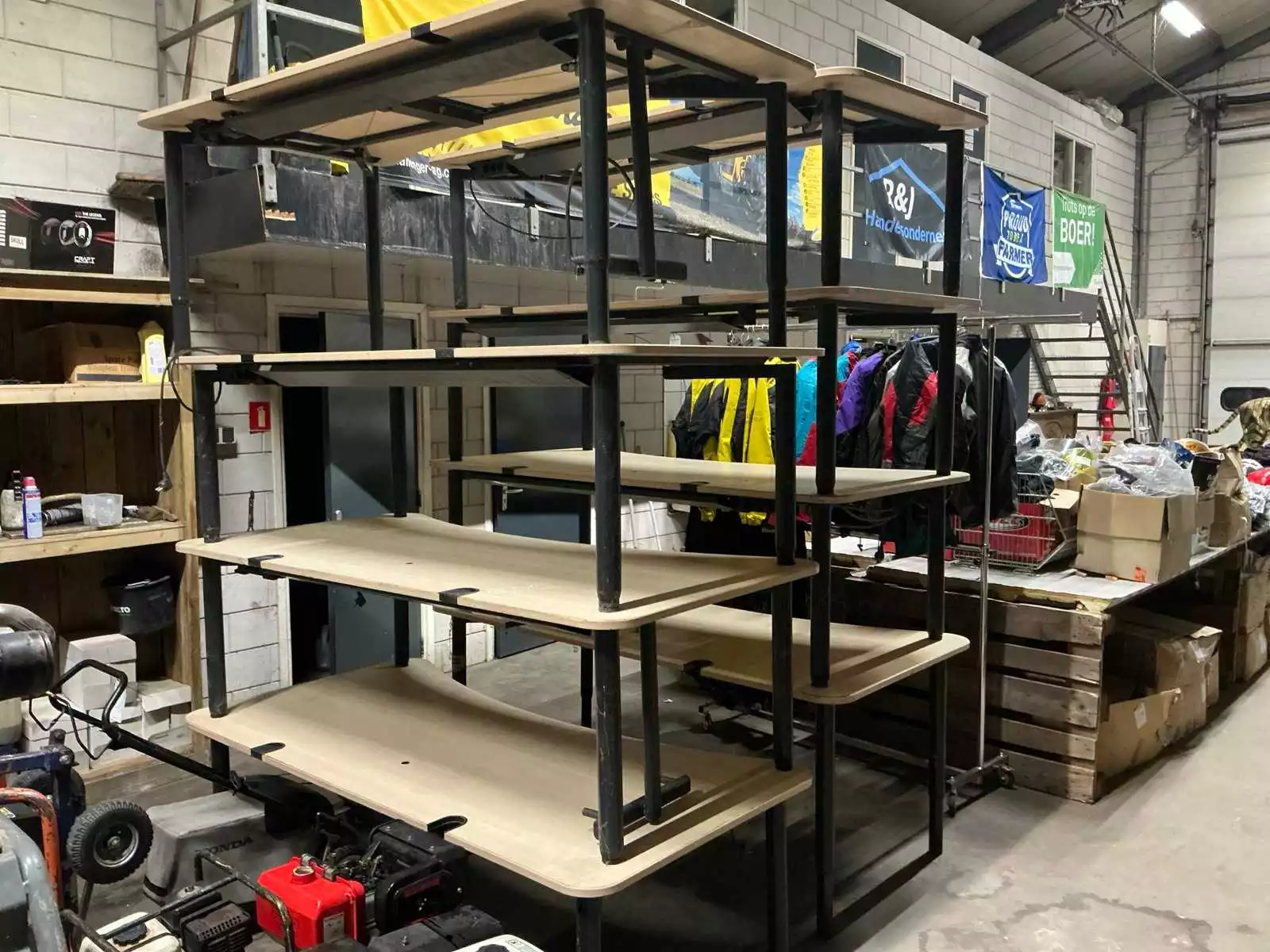 Partij van 8 in hoogte verstelbare bureaus 200x100 cm met kabelgoot