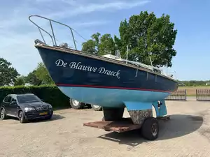 De blauwe draeck kajuitzeilboot, polyester, 9,0 x 2,4 m