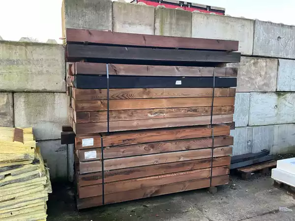 Partij van 98 grenen houten palen 150x150 mm, ca. 2,5 m, deels met diamantkop