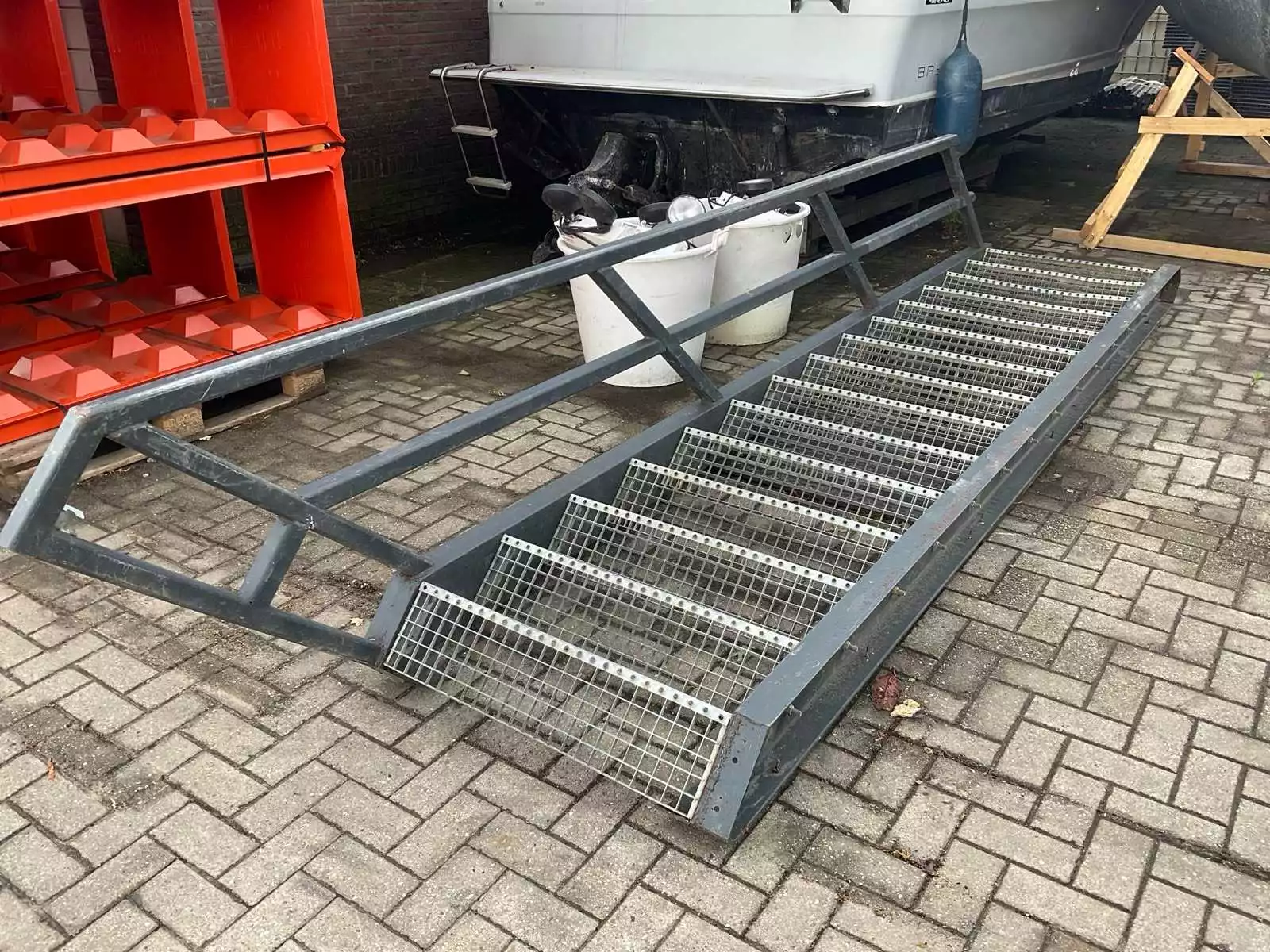 Stalen vaste trap 495 x 95 cm met gegalvaniseerde rooster treden