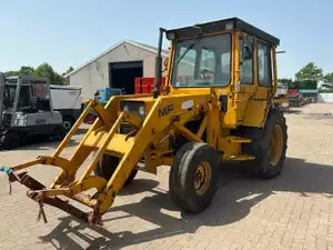 Massey Ferguson 50D TDL oldtimer tractor met cabine en voorlader