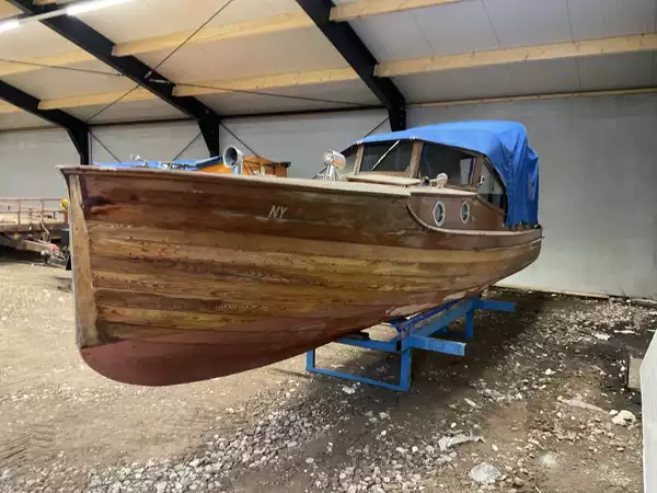Klassieke houten kajuitboot “NY” met Vetus M204 dieselmotor