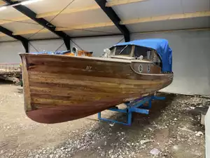 Klassieke houten kajuitboot “NY” met Vetus M204 dieselmotor