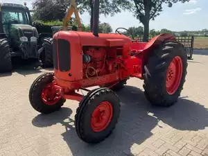 Nuffield 460 oldtimer tractor met aftakas en hefinrichting