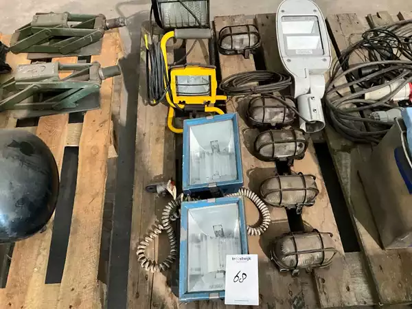 Partij bouwlampen, kabels en garagekrik