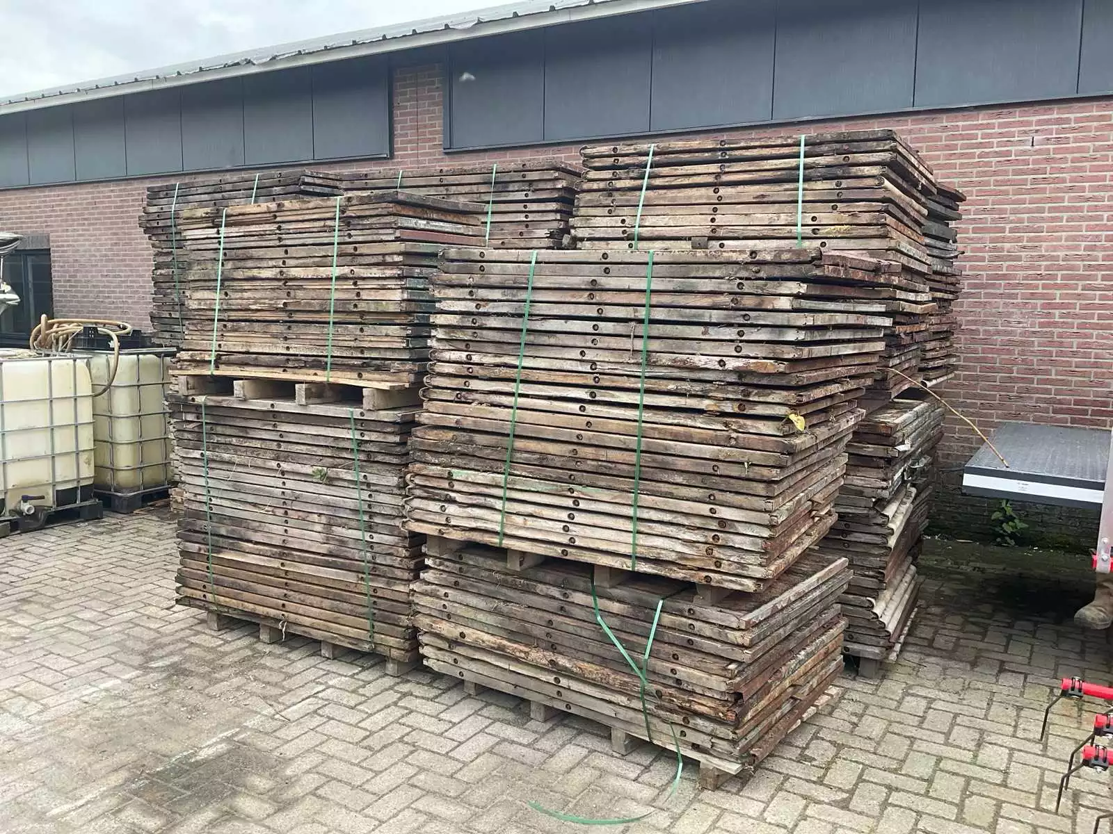 Partij van 46 stenen schotten 1400 x 97 x 40 mm