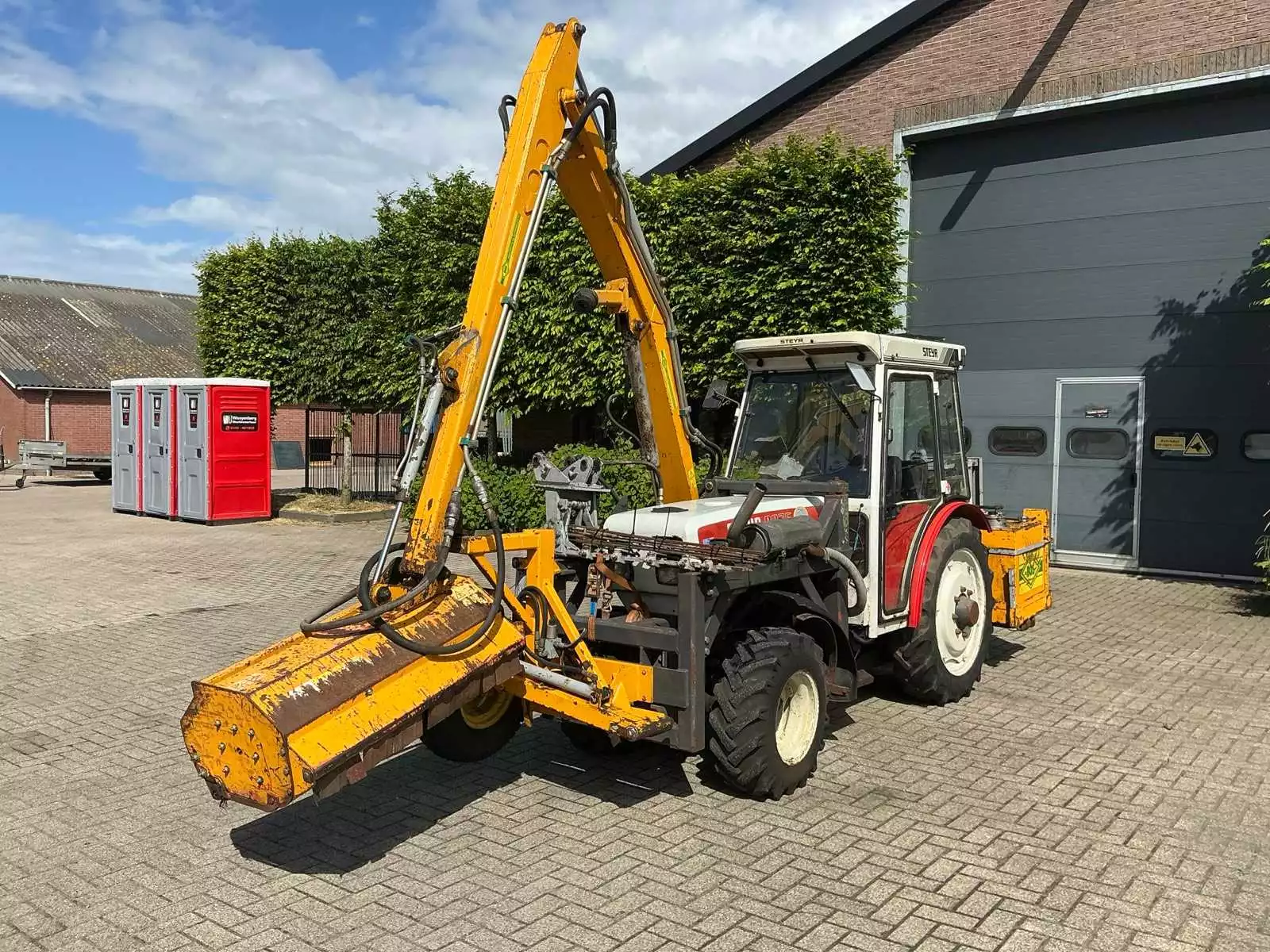 Steyr 8075 compacttractor met slotenmaaier, 1988
