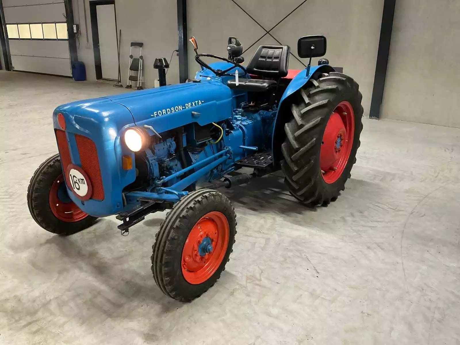 Fordson Dextra oldtimer tractor uit 1960 met hefinrichting en aftakas