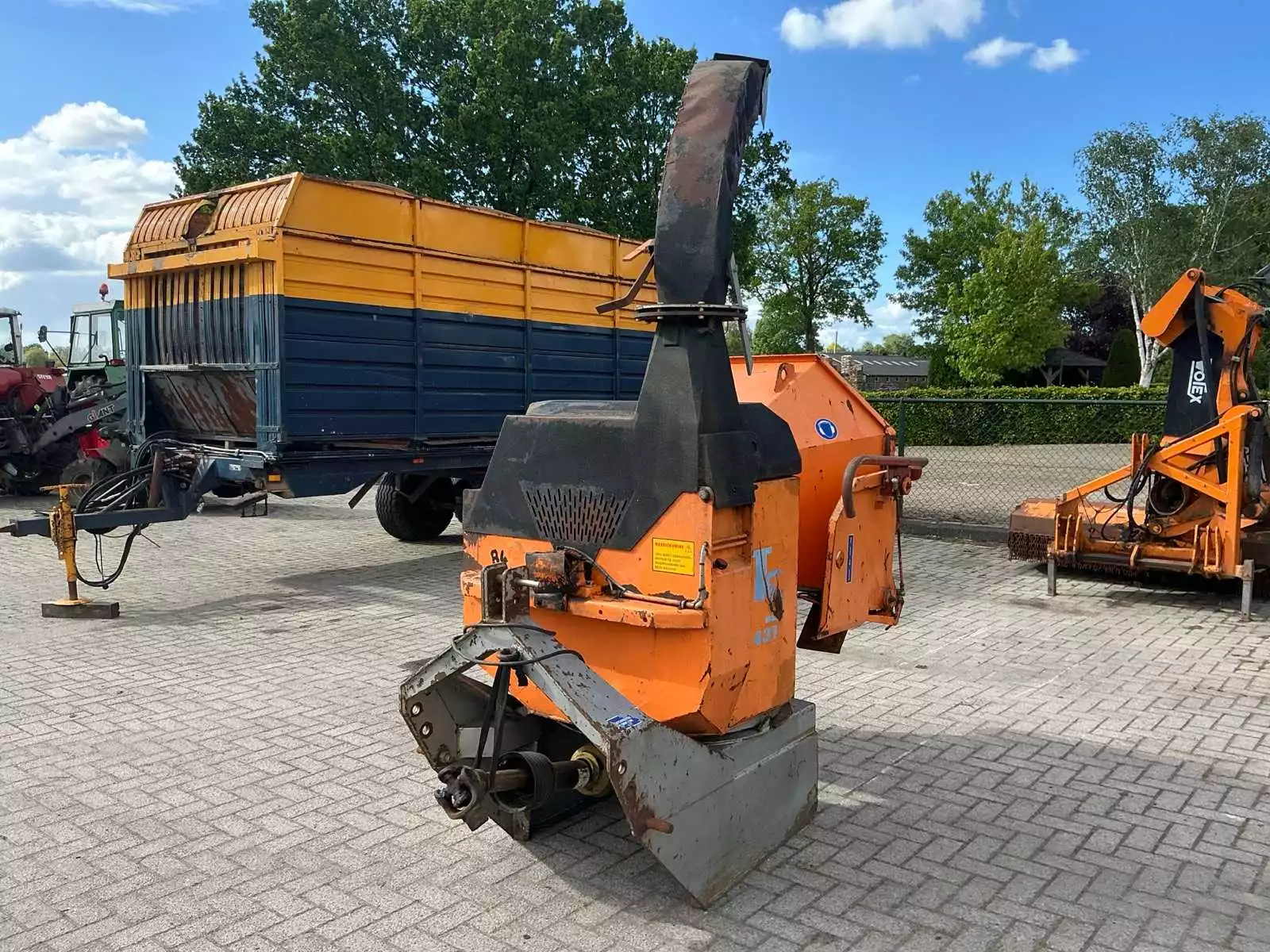 Tünniben & Stocks 4317S houthakselaar (1995) met invoertrechter en aftakasaandrijving