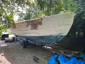 Sloep van ca. 15 meter lang met 1 hut en transportbok