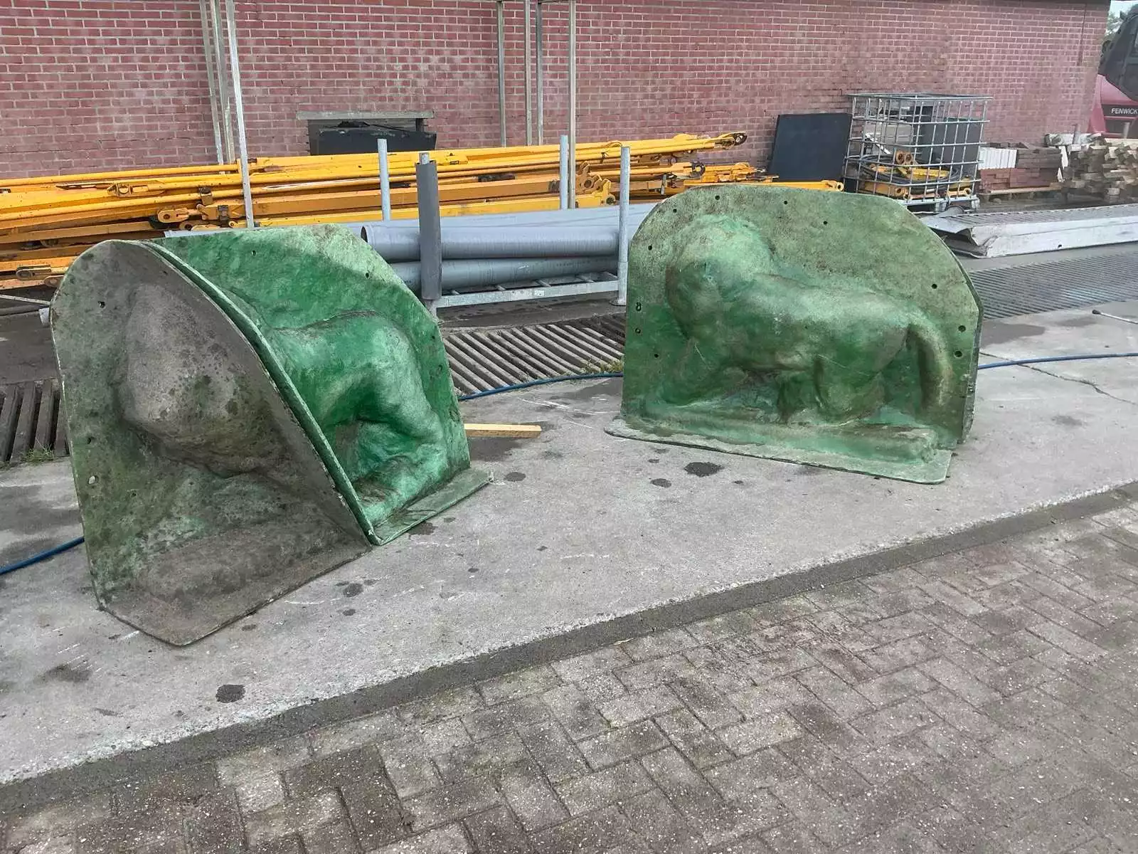 Beton gietmal met leeuw-afbeelding