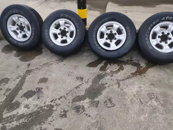 Set van 4 Nissan banden met velg