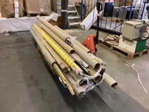 Pallet met diverse plinten en gordijnrails