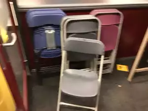 Partij van 11 opklapbare kantinestoelen, diverse kleuren