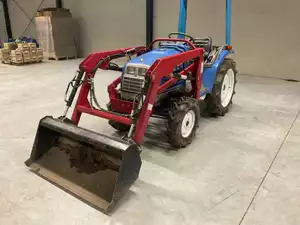 Iseki Sial 19 compacttractor met hydraulische voorlader en hefinrichting