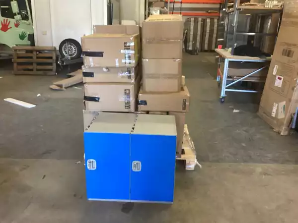 Manutan A486610 pallet met nieuwe kunststof lockerkasten, blauw/grijs