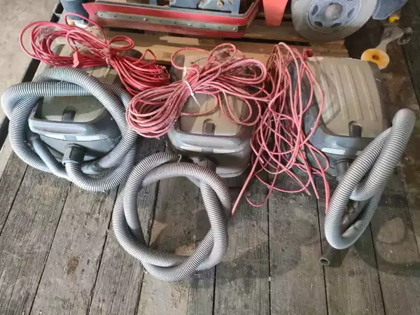 Set van 3 Nilfisk HDS2000 professionele stofzuigers