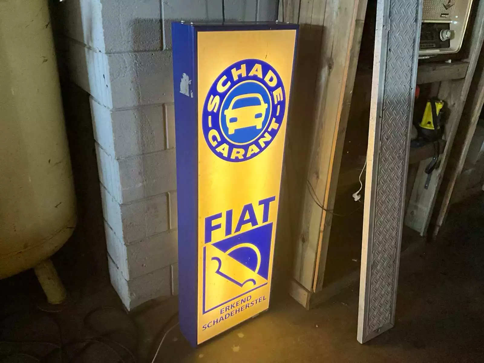 Vintage verlicht FIAT & Schade-Garant staand reclamebord