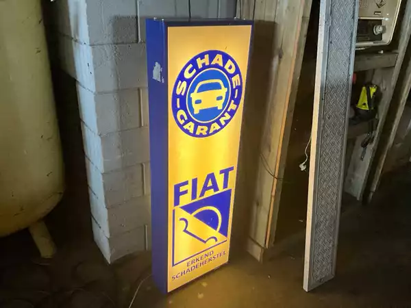 Vintage verlicht FIAT & Schade-Garant staand reclamebord