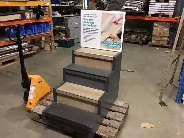 Winkelmeubilair met vier treden, 1010x670x1300 mm