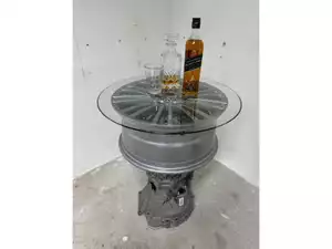 Unieke dranktafel van BMW-versnellingsbak met glasplaat