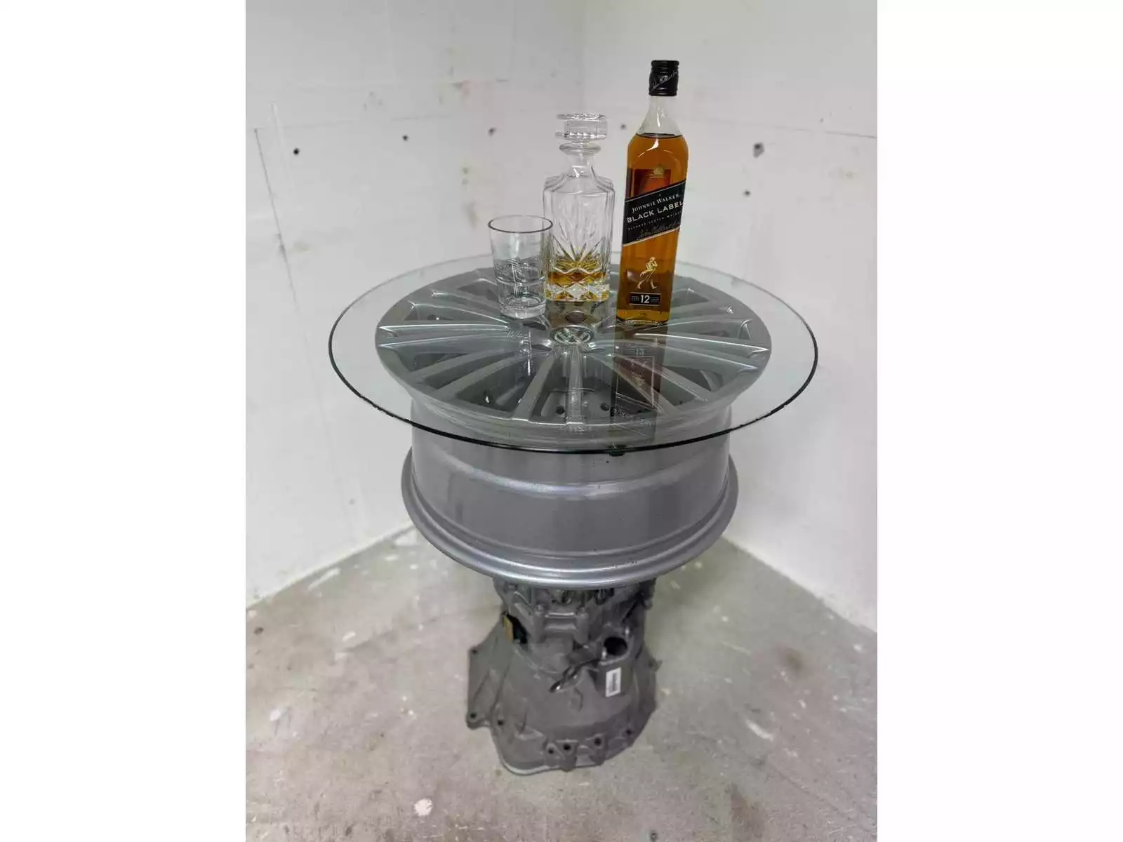 Unieke dranktafel van BMW-versnellingsbak met glasplaat