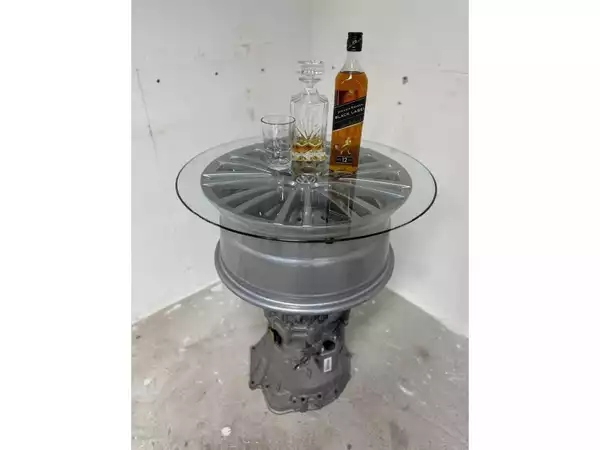 Unieke dranktafel van BMW-versnellingsbak met glasplaat