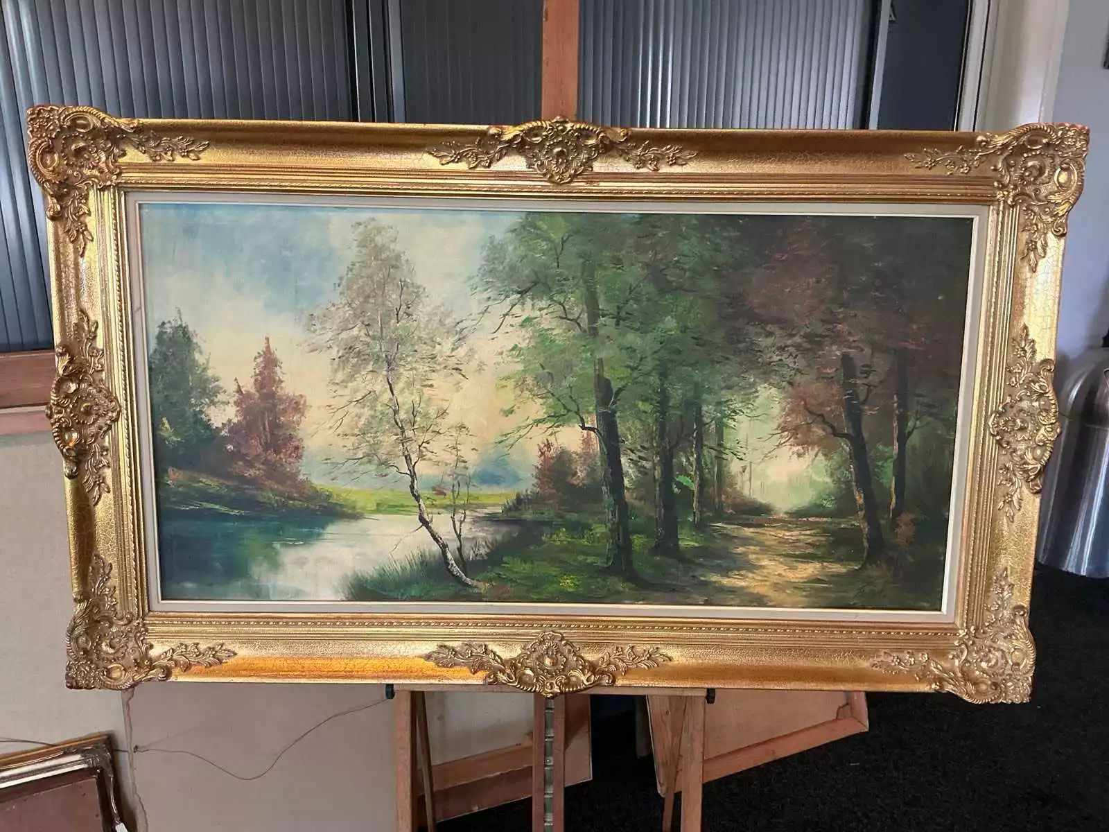 Olieverfschilderij ‘Boslandschap met waterpartij’ met lijst, 83 x 144 cm, gesigneerd