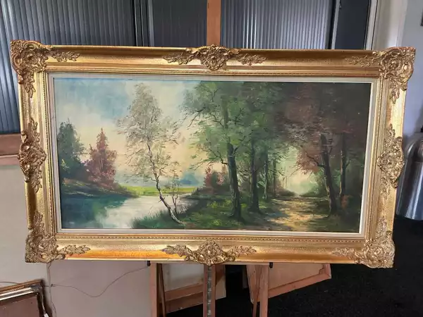 Olieverfschilderij ‘Boslandschap met waterpartij’ met lijst, 83 x 144 cm, gesigneerd