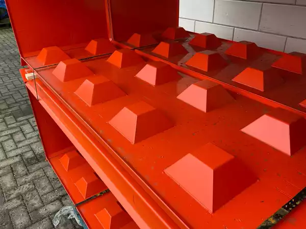 2x Legoblok betonmal voor stapelbare betonblokken