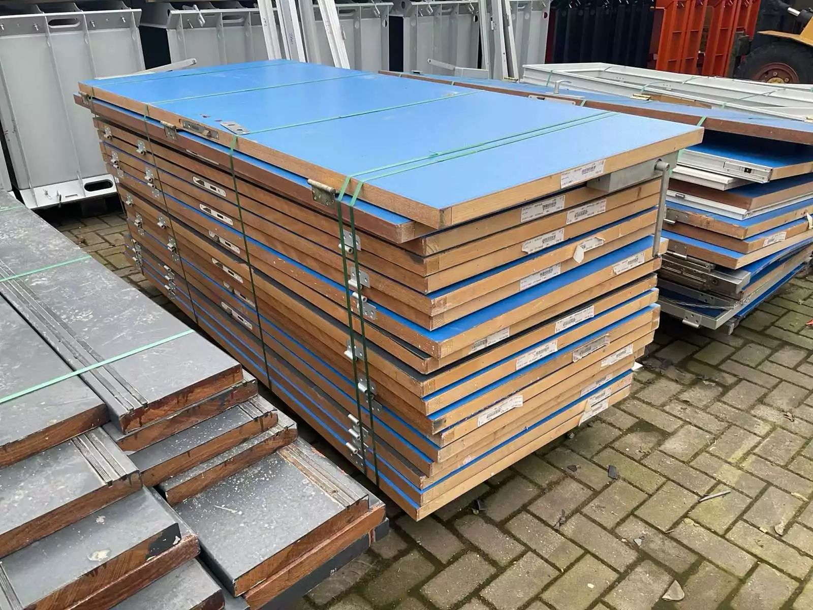 Partij van 37 deuren en 19 kozijnen voor bouwprojecten