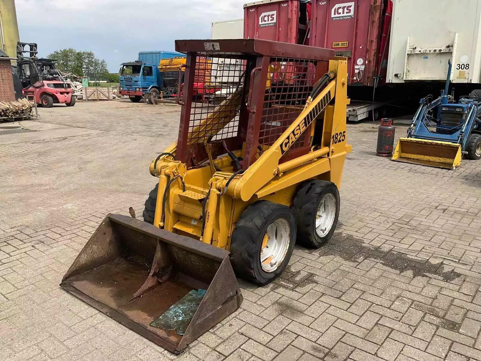 Case 1825 schranklader met Kubota-dieselmotor, ca. 1,6 ton